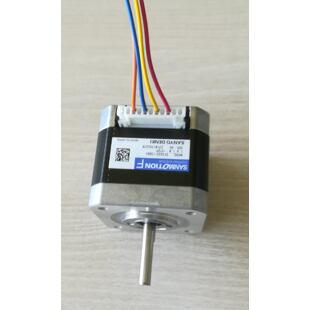 Krokový motor s připojeným konektorem 483557-1